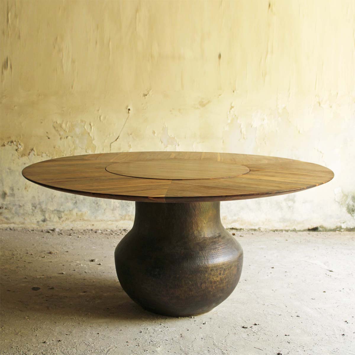 LOTA DINING TABLE