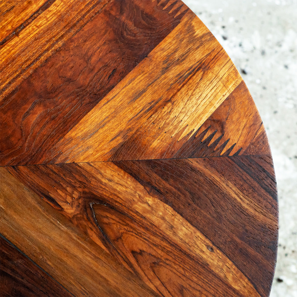ROUND TEAK TABLE
