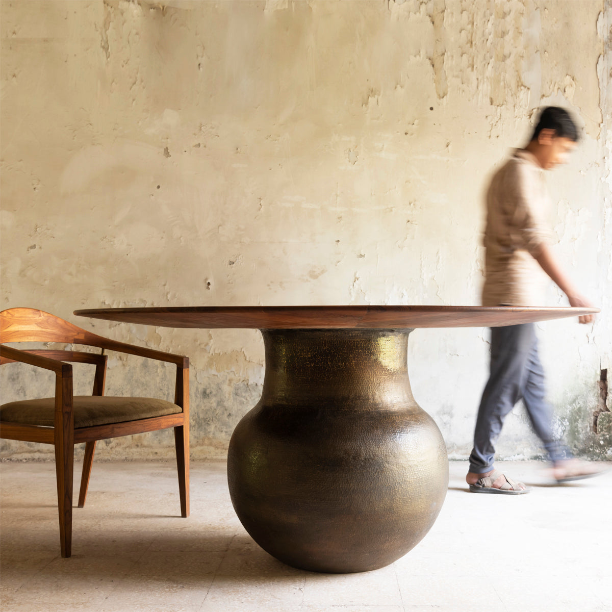 LOTA DINING TABLE