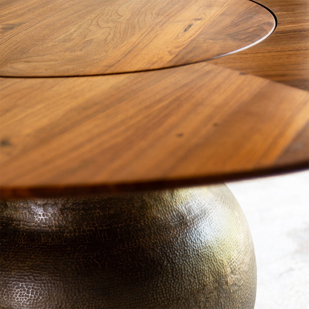 LOTA DINING TABLE