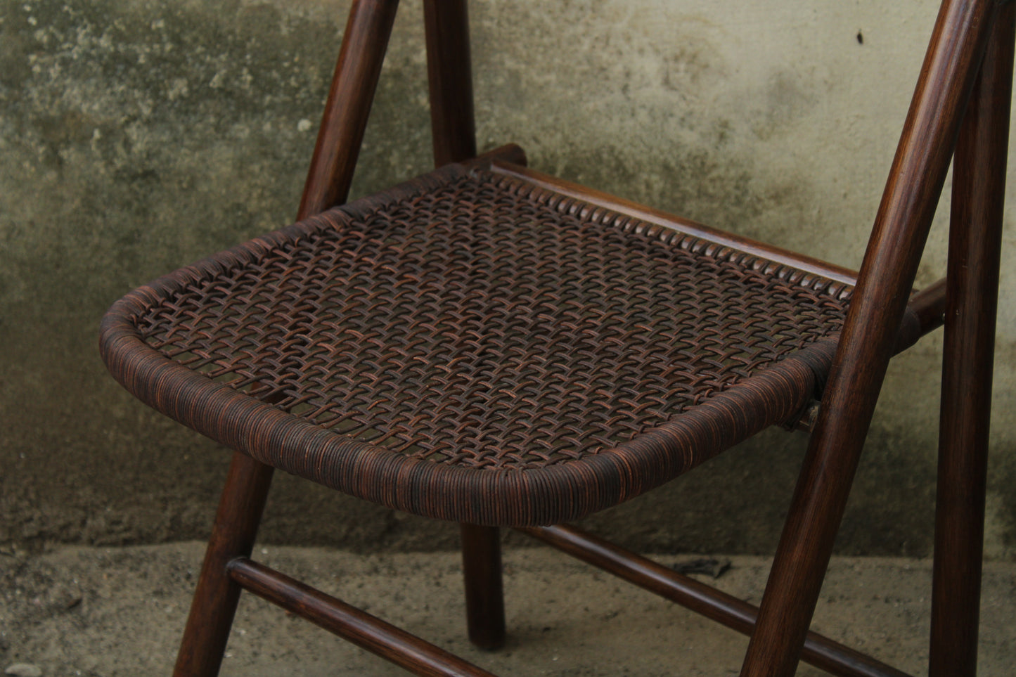 LEATHER SKINNY FOLDING CHAIR