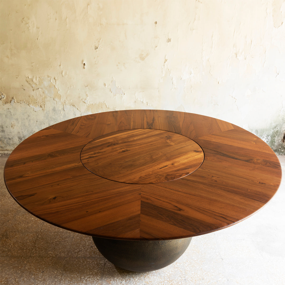 LOTA DINING TABLE